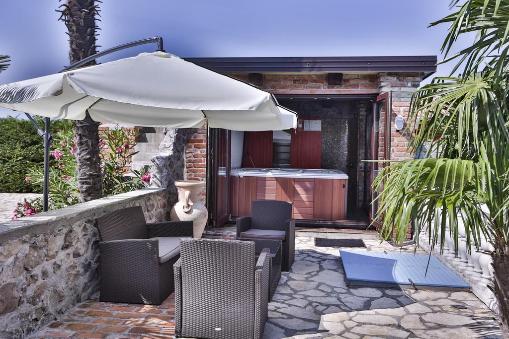 Casa Oasa -Accommodation , Pizzeria & Bar Marezige Eksteriør billede