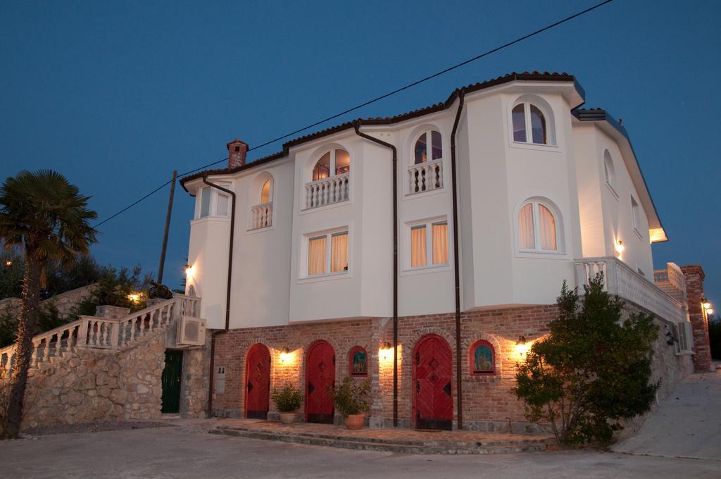 Casa Oasa -Accommodation , Pizzeria & Bar Marezige Eksteriør billede